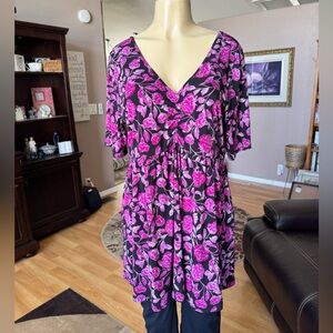 Torrid pink & black floral short sleeve Vneck scoop back tunic-size 1X